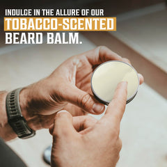 Homme applique le baume Viking Revolution Sweet Tobacco sur sa barbe.
