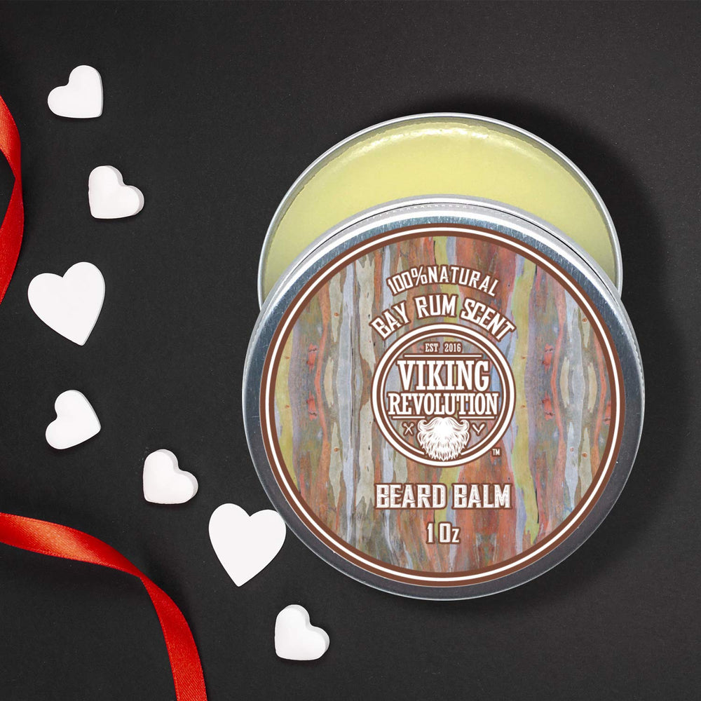 Application du baume Viking Revolution pour une barbe mieux maîtrisée.