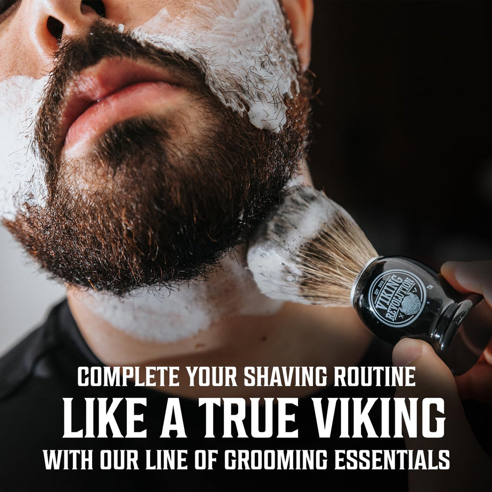 Texture dense et concentrée prolongeant le rasage avec une mousse épaisse.