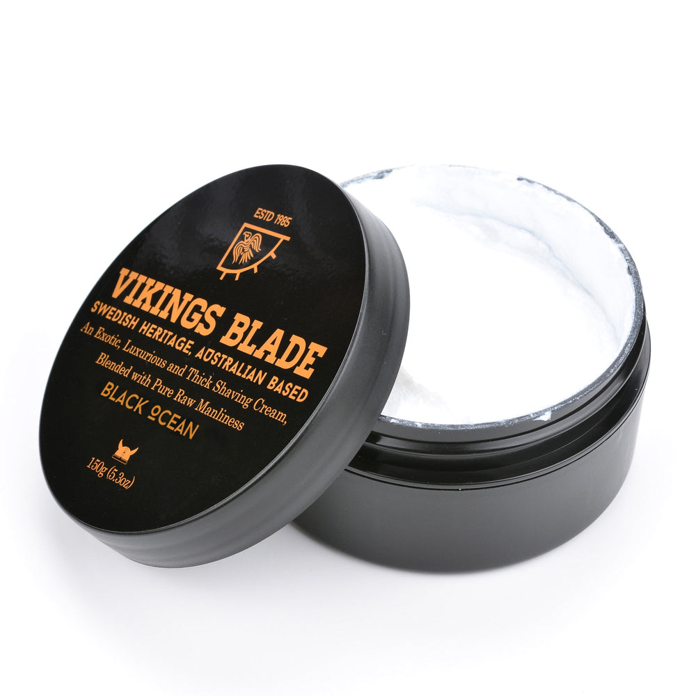 Texture crème avant-rasage Vikings Blade pour préparation douce et efficace.