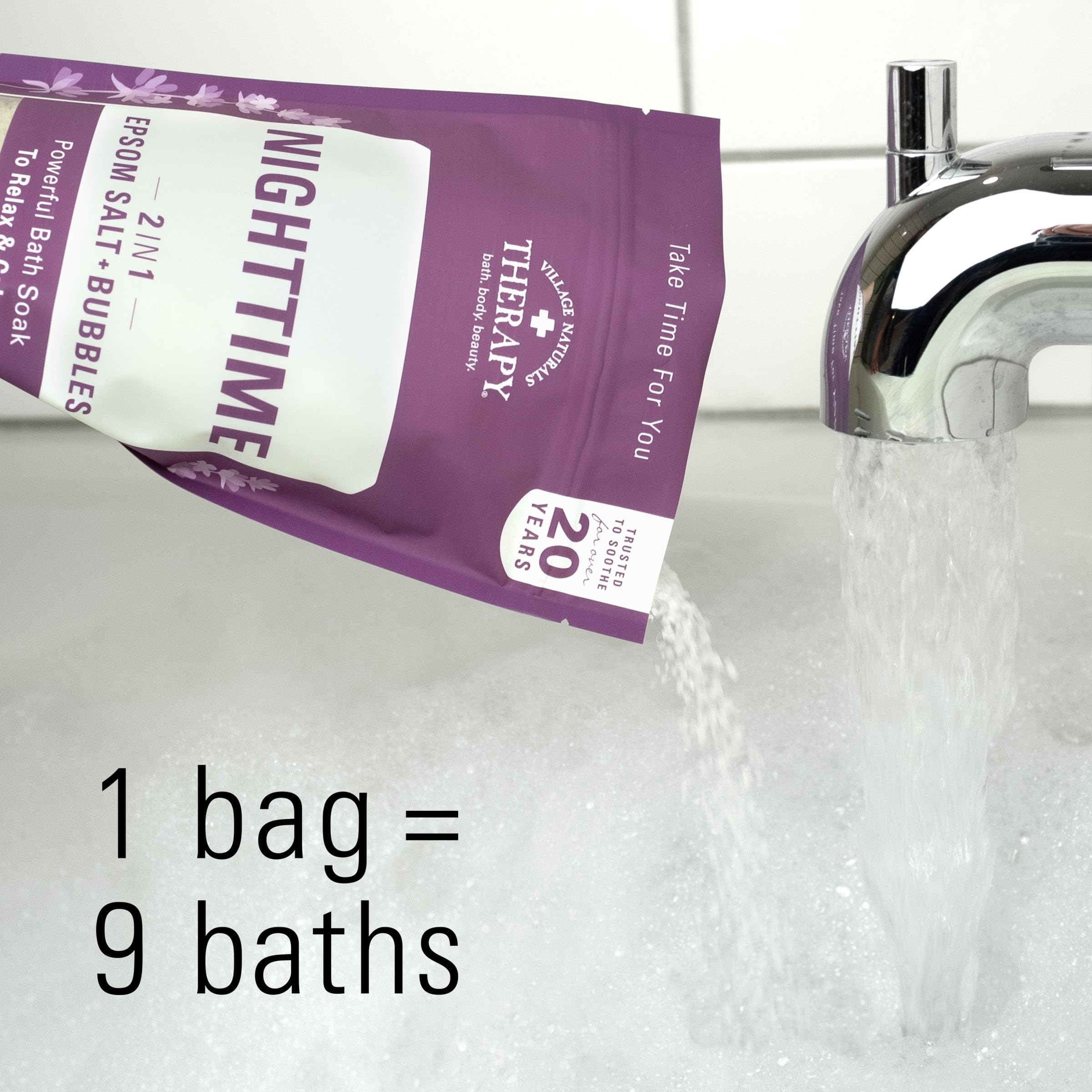 Baignoire chaude avec mousse et parfum lavande, ambiance nocturne relajante.