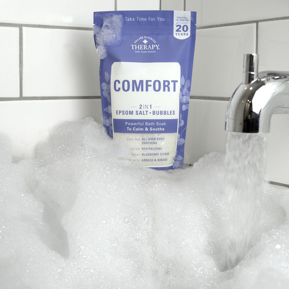 Village Naturals Therapy Comfort Bath Soak : parfum agrumes et myrtille pour une pause sensorielle.