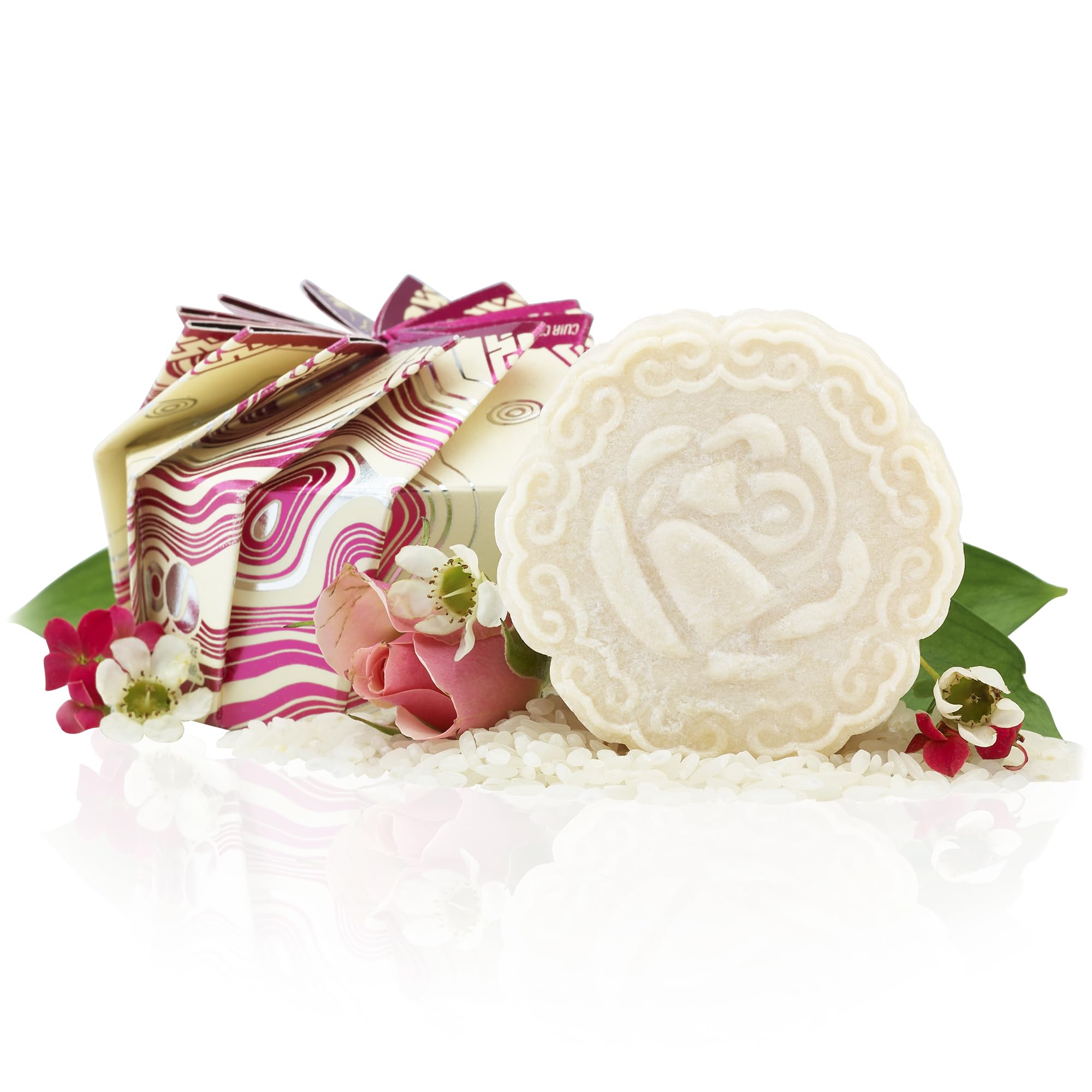 Viori barre shampooing Chamomile Rose en main, hydratation légère pour cheveux.