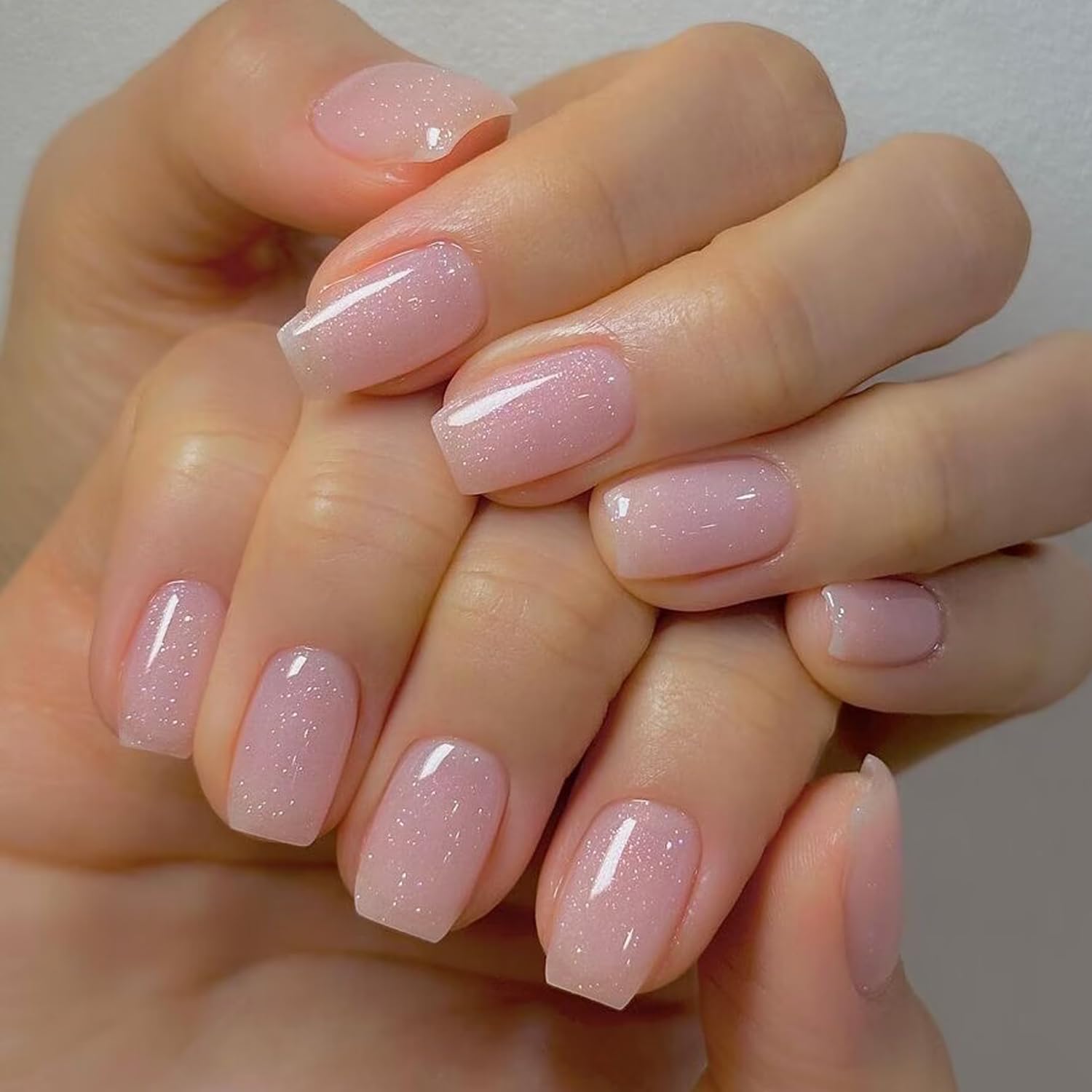 Échantillon ongles Vishine vernis gel nude rose irisée montrant l effet