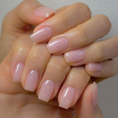 Échantillon ongles Vishine vernis gel nude rose irisée montrant l effet