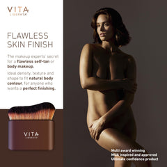 Brosse auto-bronzant Vita Liberata guidant les zones difficiles comme mains et pieds
