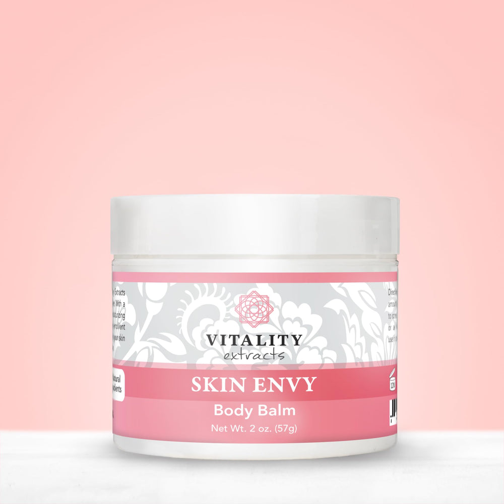 Application douce de Vitality Skin Envy Balm sur les mains et le visage