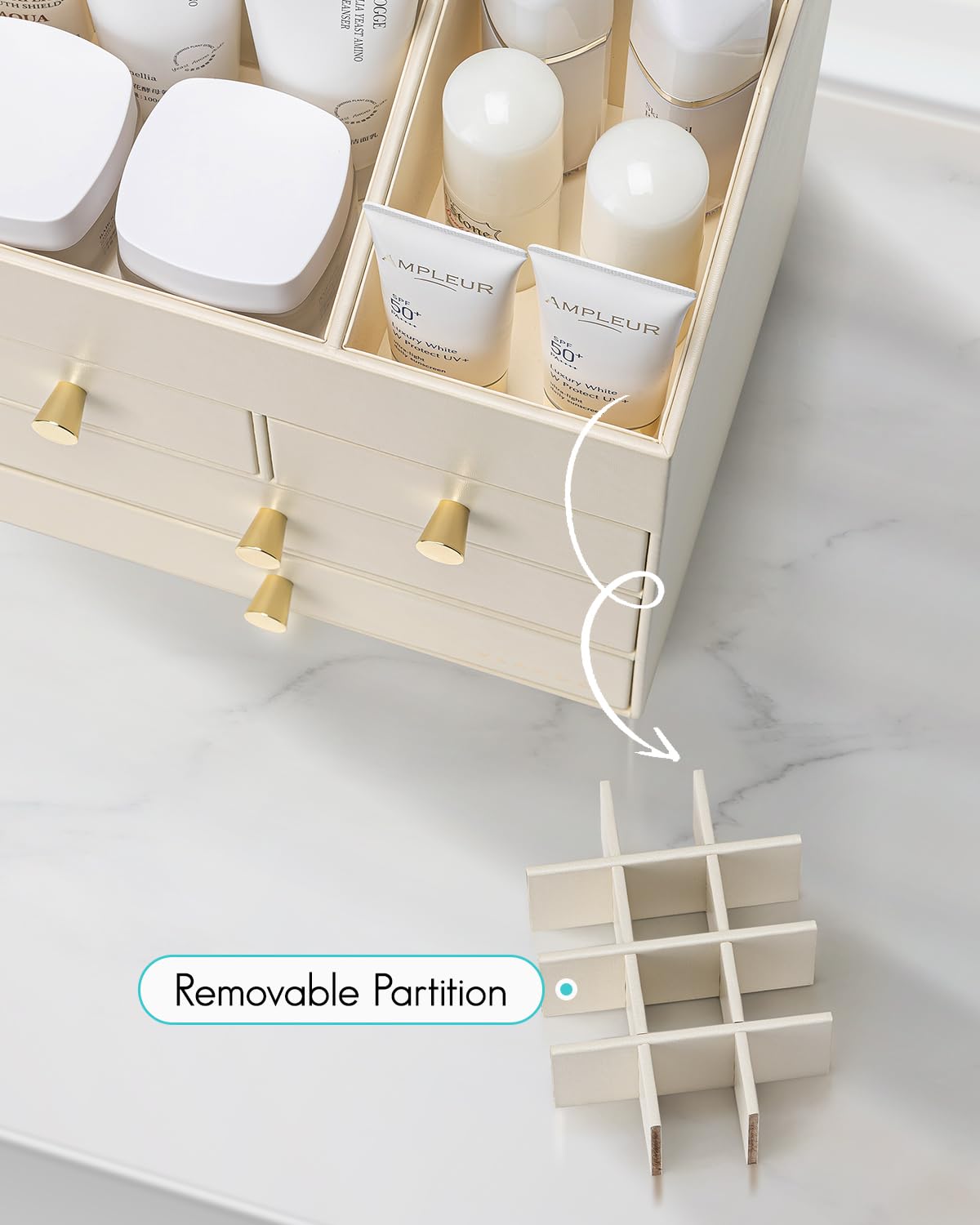 Affichage parfums et cosmétiques pour présentation soignée.