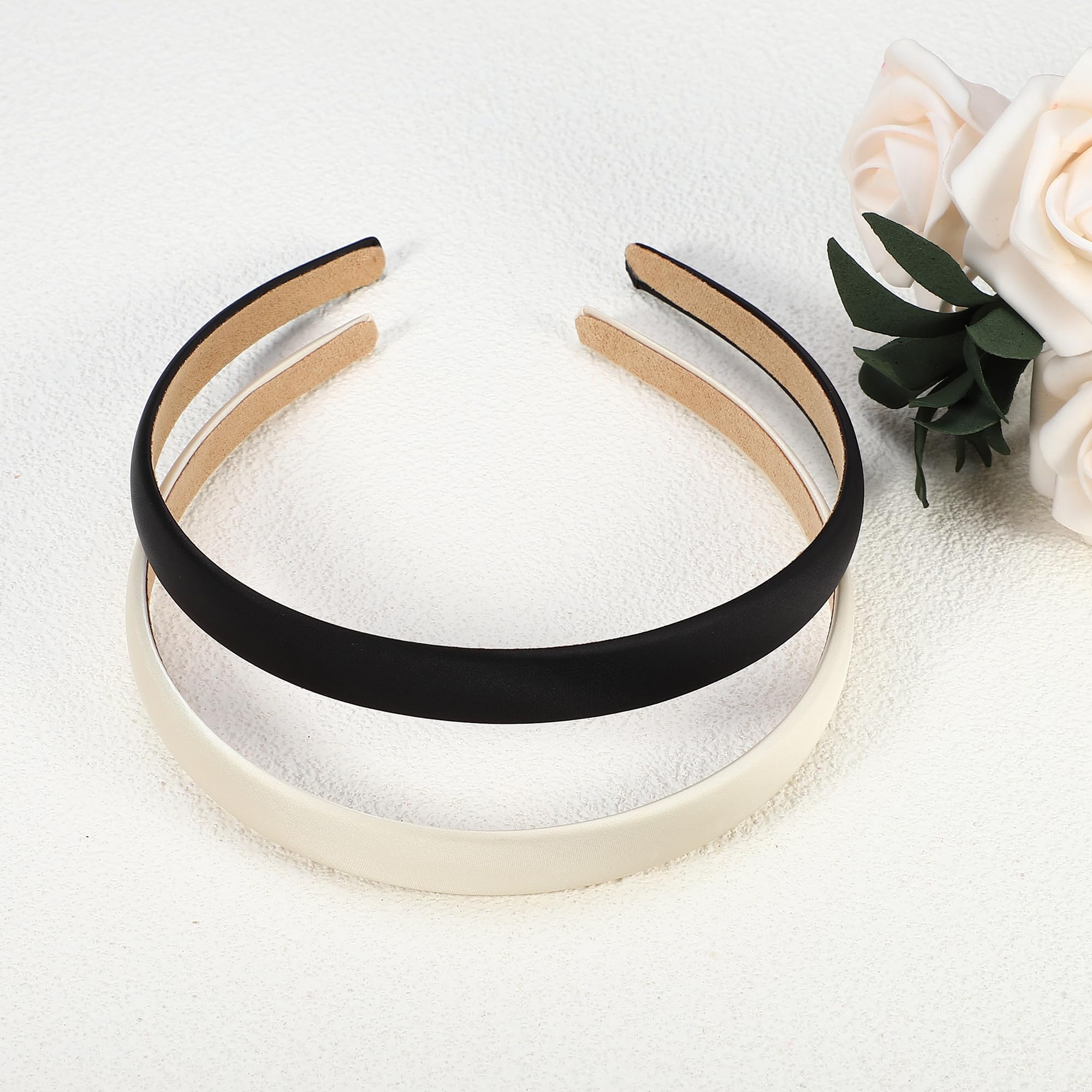 VOCOSTE bandeau satin beige détail et couture soignée.