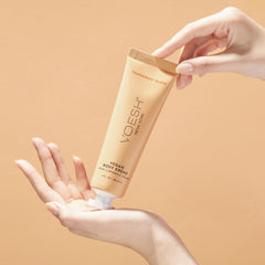 Texture veloutée de VOESH Crème Corps Végan Tangerine Glow qui pénètre rapidement