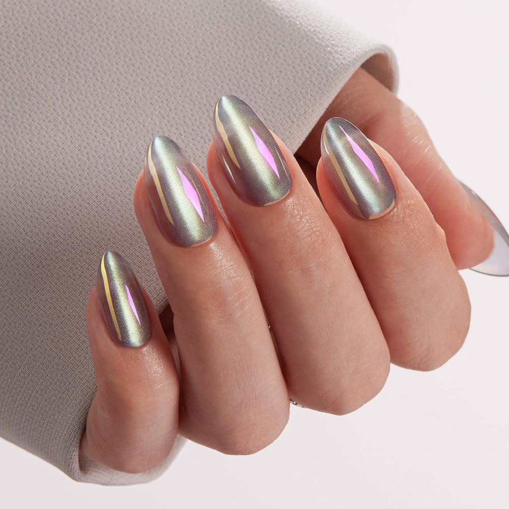 Main avec ongles VSALON portant l’effet aurora pour un look quotidien.