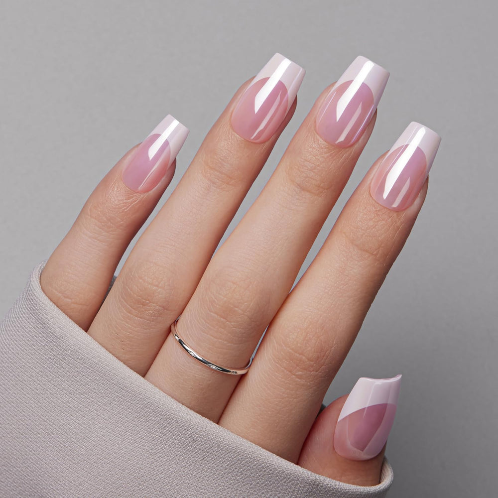 VSALON: ongles roses en forme cercueil, fini brillant et chrome glacé.