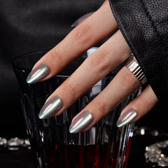 Effet aurora sur les ongles VSALON forme amande courte pour un look irisé.