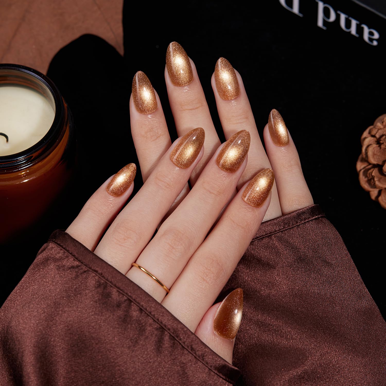 VSALON ongles brun œil-chat ambre, allure élégante et raffinée.