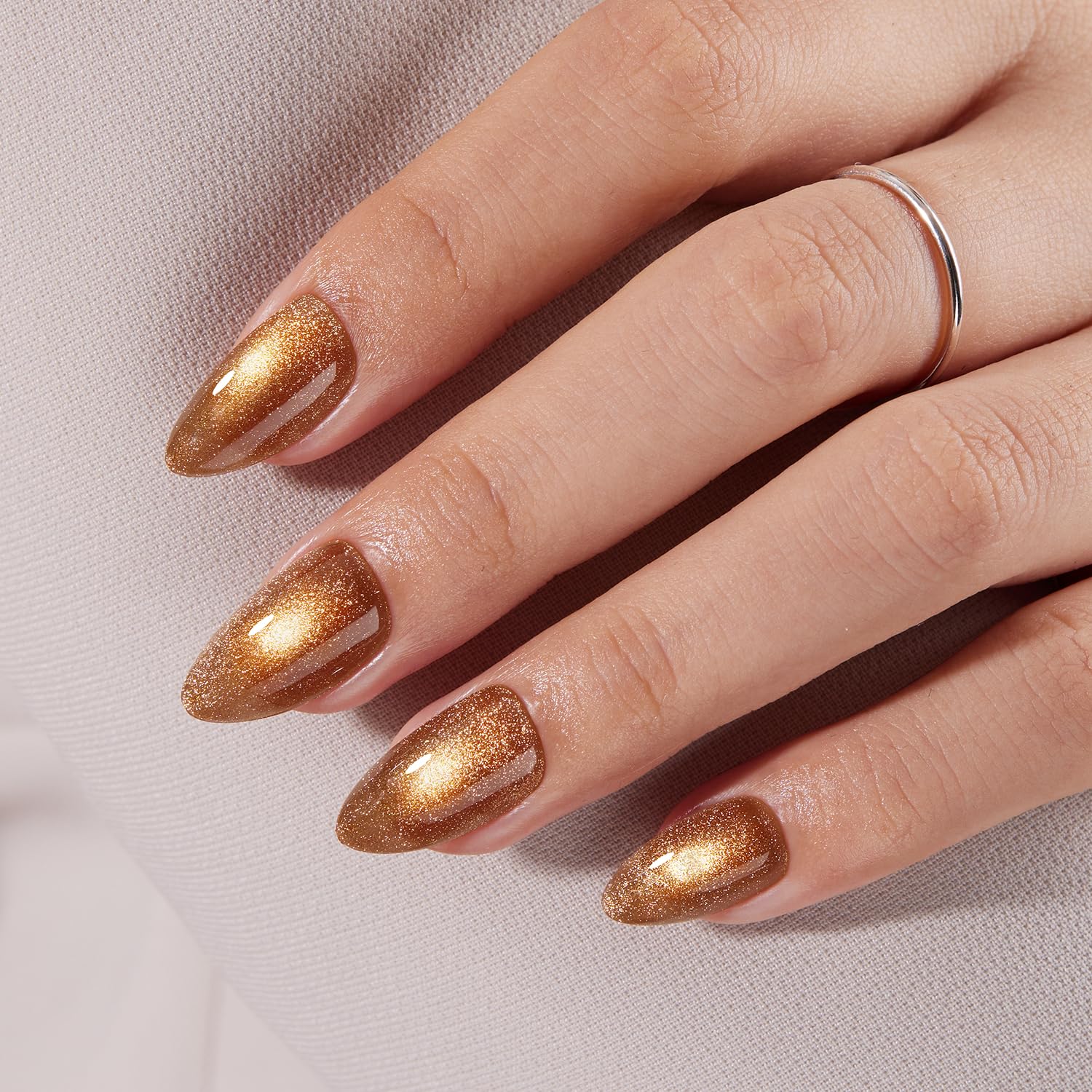 VSALON finition gel UV, aspect vernis haute brillance.