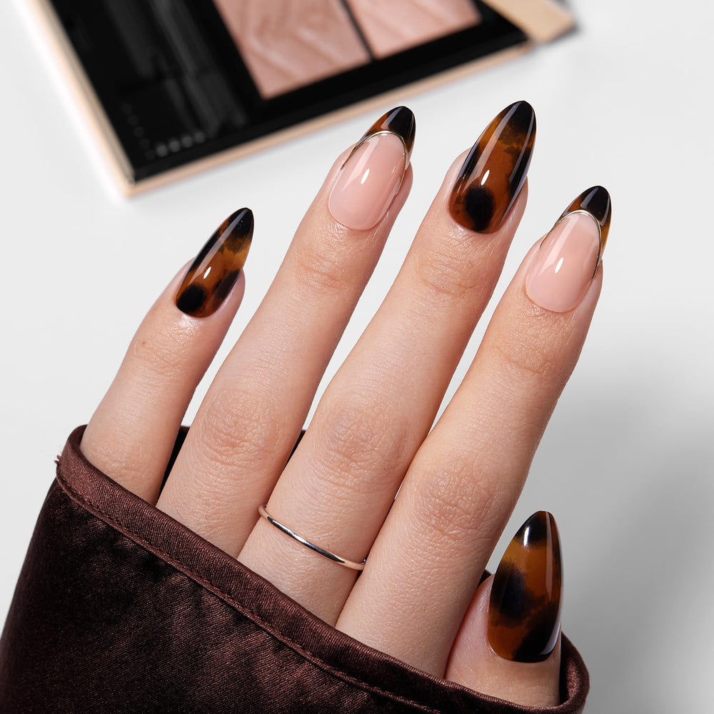 VSALON: ongles press-on motif coquille tortue pour un look automne chic