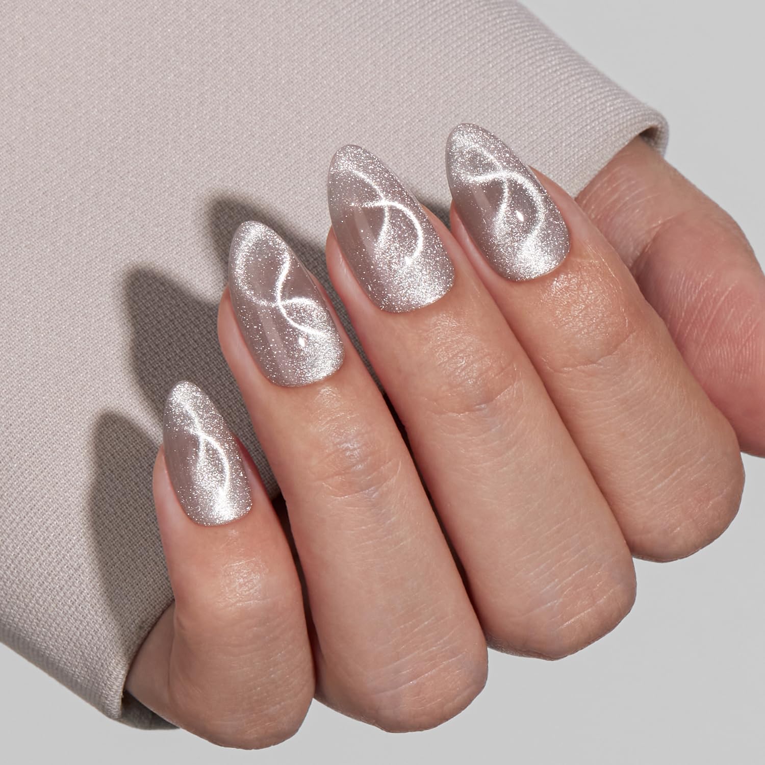 VSALON ongles autocollants courts en amande avec cat-eye argenté pour une allure élégante et durable.