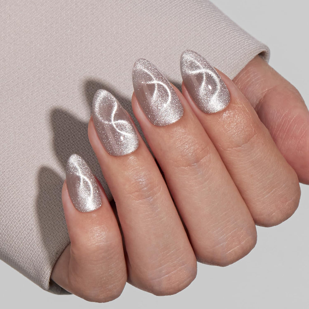 VSALON ongles autocollants courts en amande avec cat-eye argenté pour une allure élégante et durable.