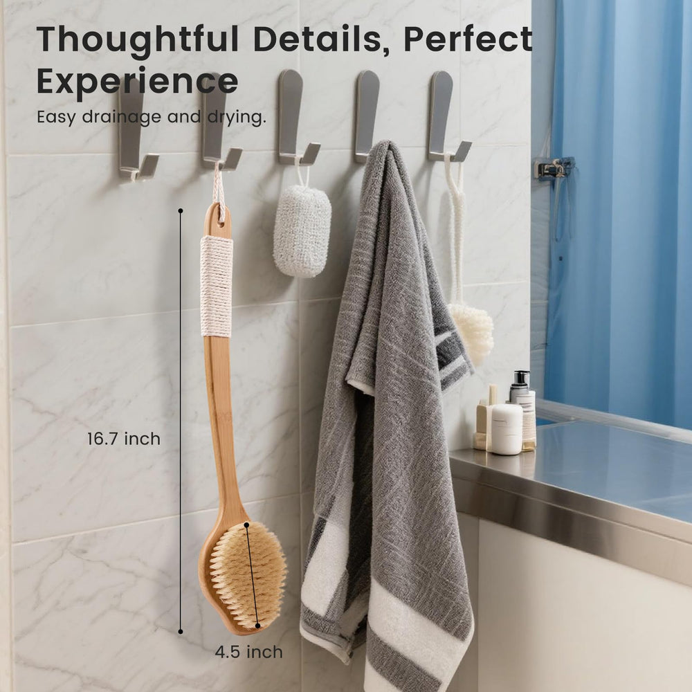 Finition bois naturelle et courbe élégante pour le rituel douche.