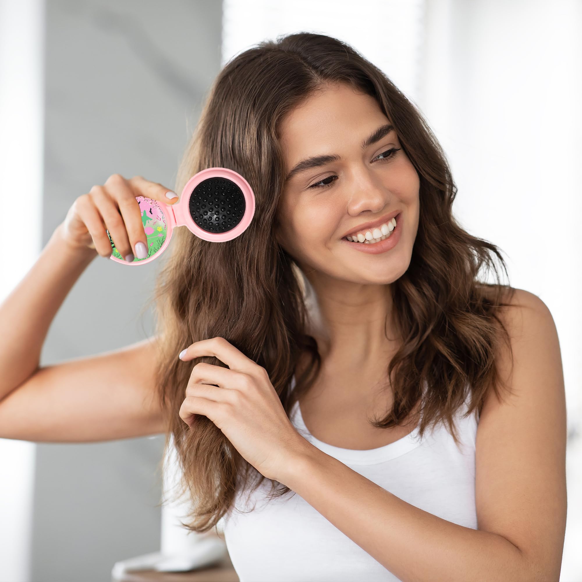 Brosse cheveux sorcière verte Vynium, design compact pour sac à main.