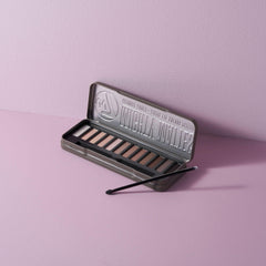 Crayon contour des yeux de W7, tracé précis pour un regard net.