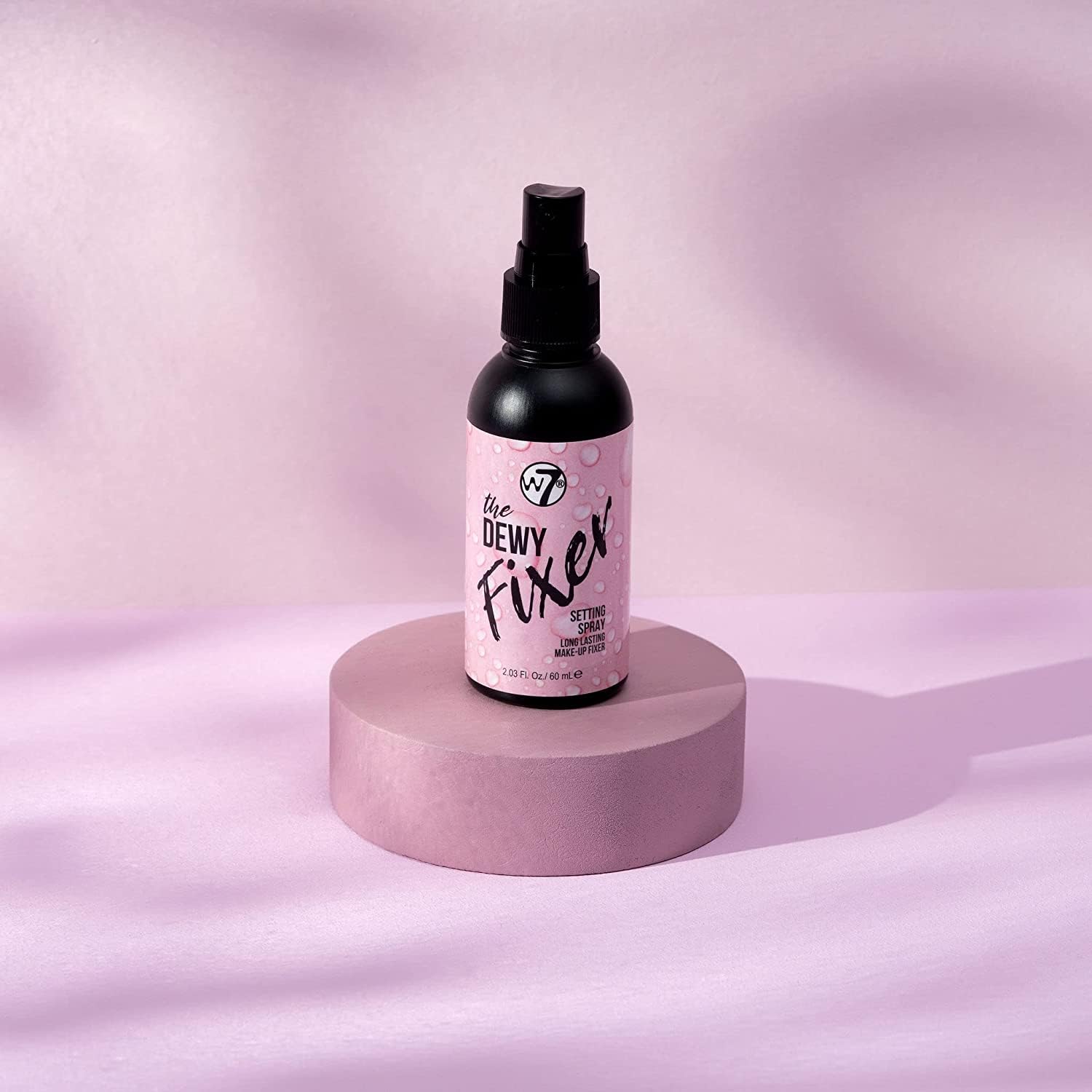 W7 The Fixer – brume fine en action sur le visage pour un rendu frais.