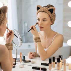 Serre-tête oreilles-chat khaki de Waliah tient les cheveux hors du visage