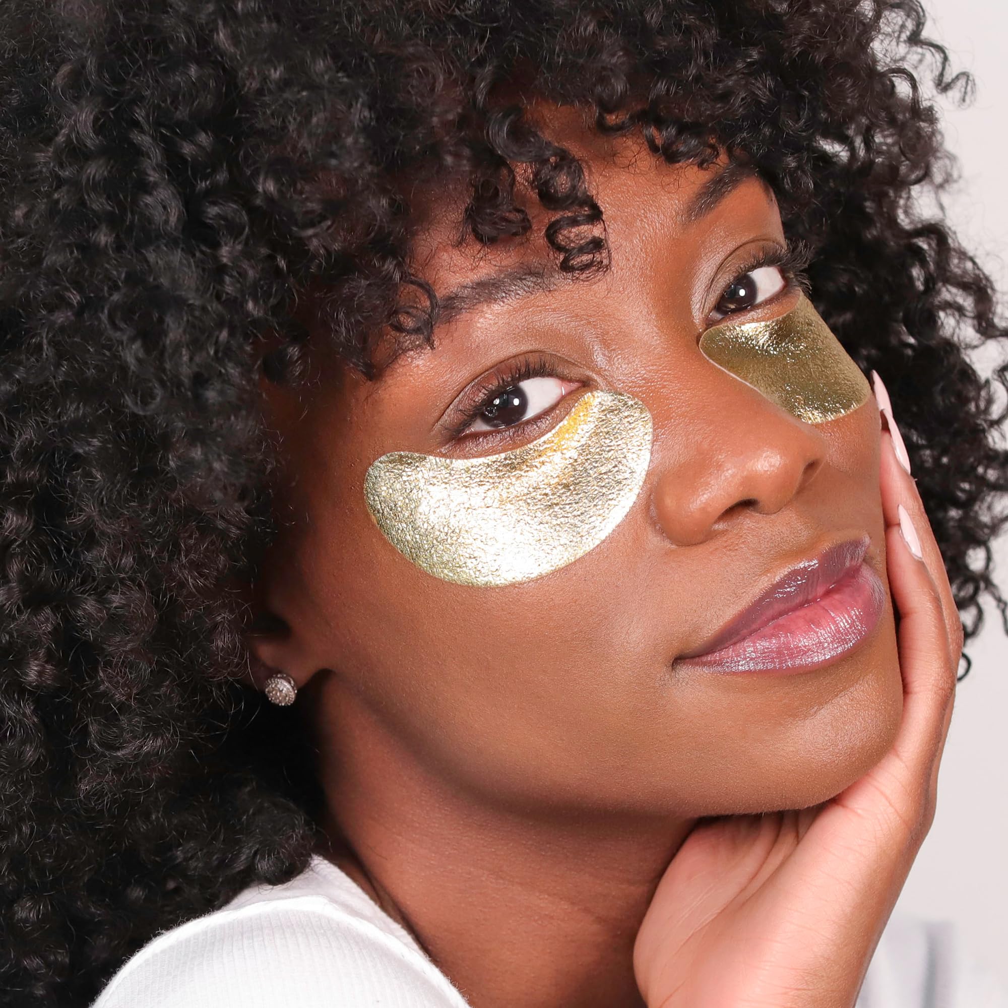 Ingrédients actifs tels que hyaluronique et calendula nourrissent la zone sous les yeux.