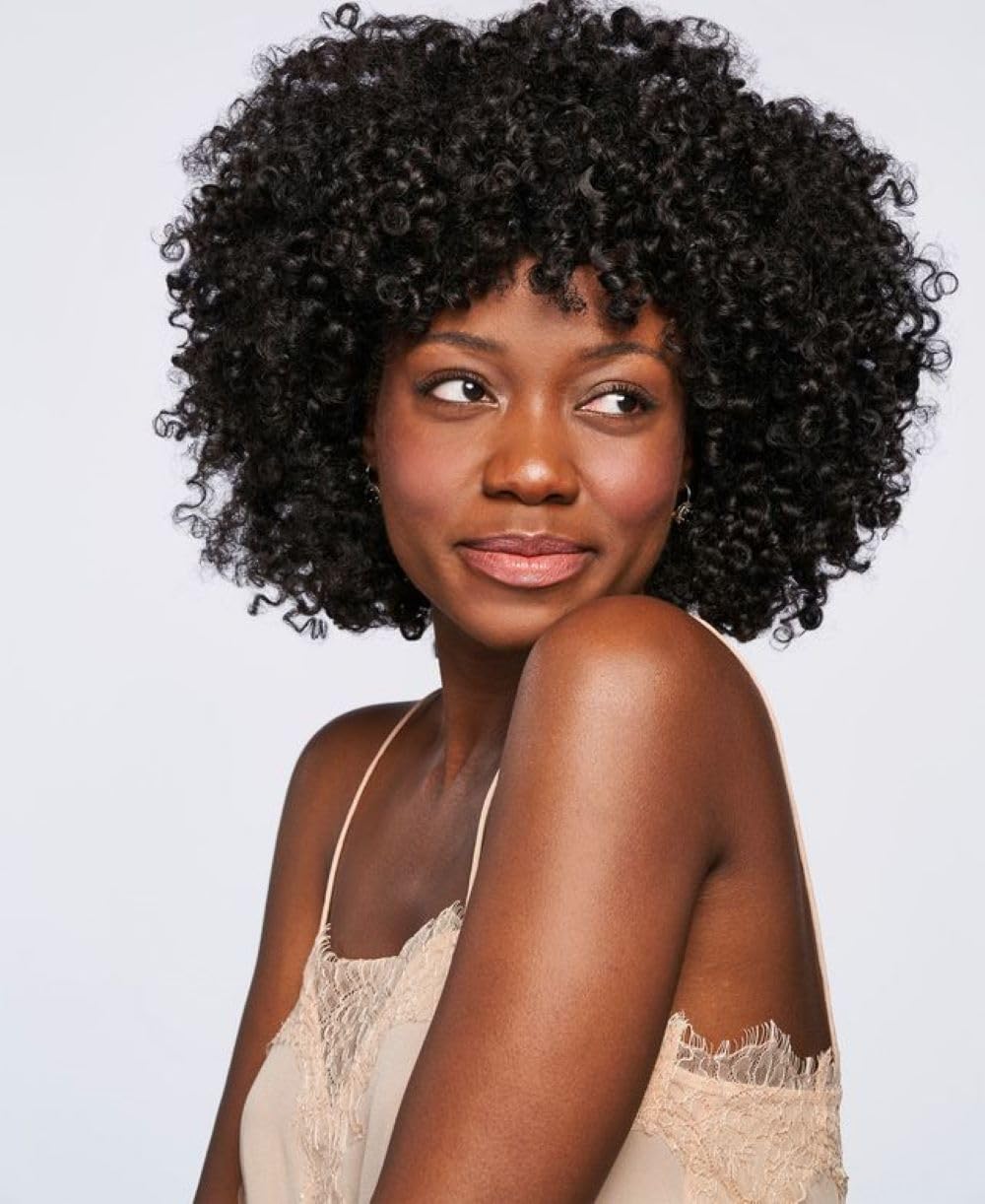 Éclat sur décolleté et épaule avec Wander Beauty illuminateur Nude Glow
