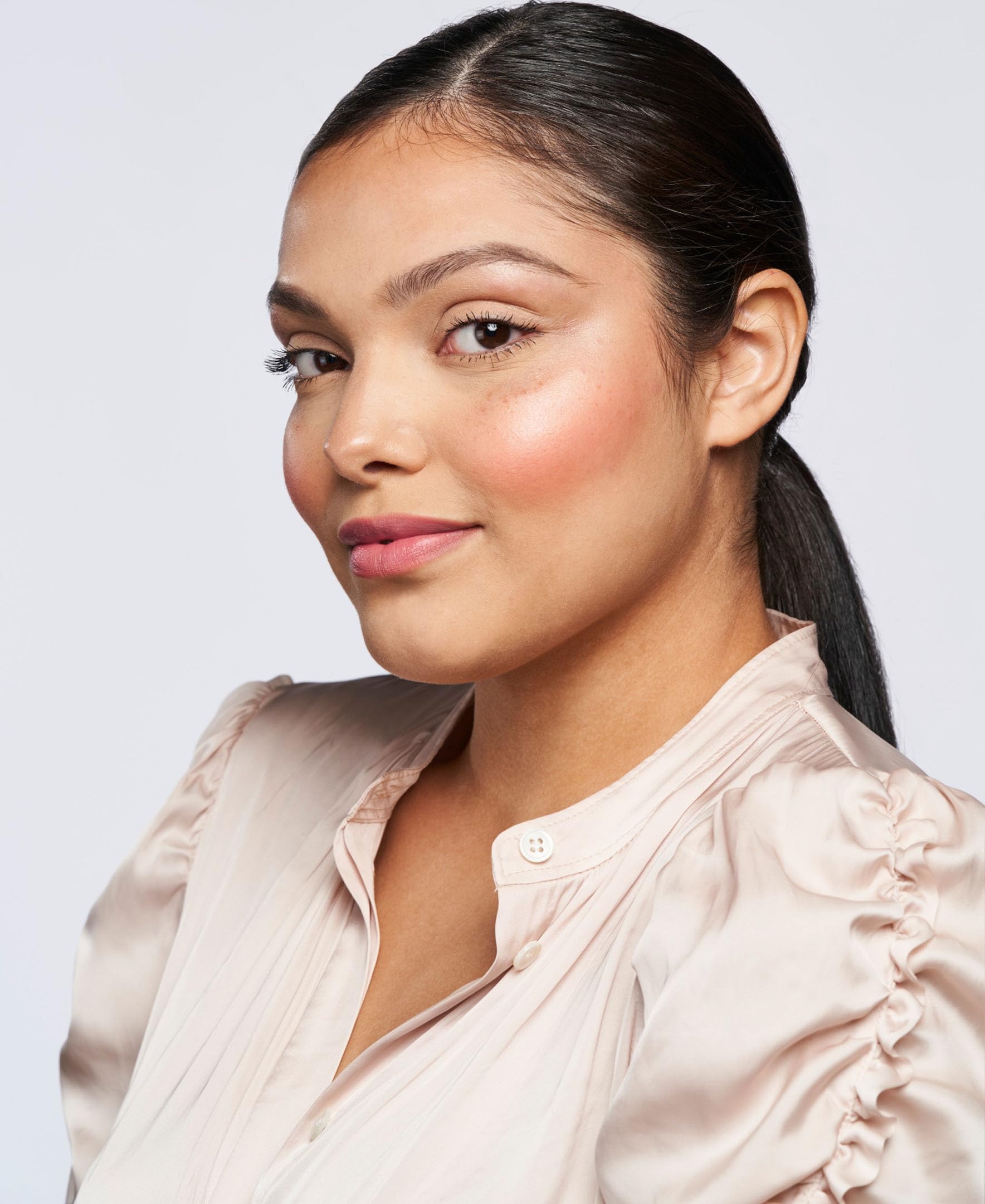 Wander Beauty On-the-Glow illuminateur éclat nude, éclat doux pour visage et corps.