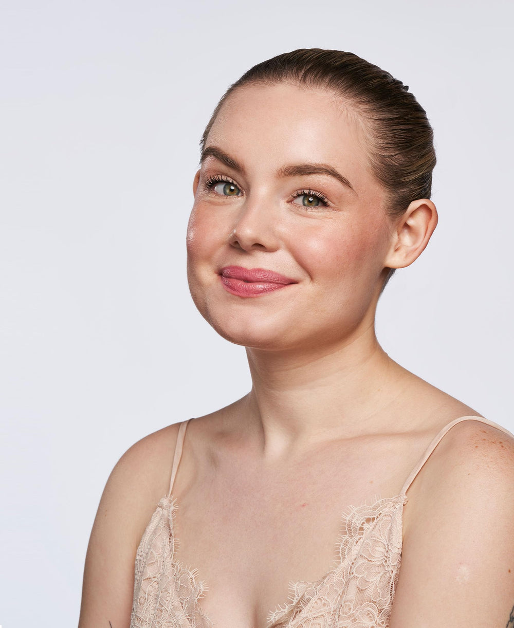 Wander Beauty On-the-Glow illuminateur rose-pétale, highlight subtil pour yeux et teint.