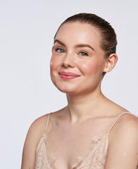 Wander Beauty On-the-Glow illuminateur rose-pétale, highlight subtil pour yeux et teint.