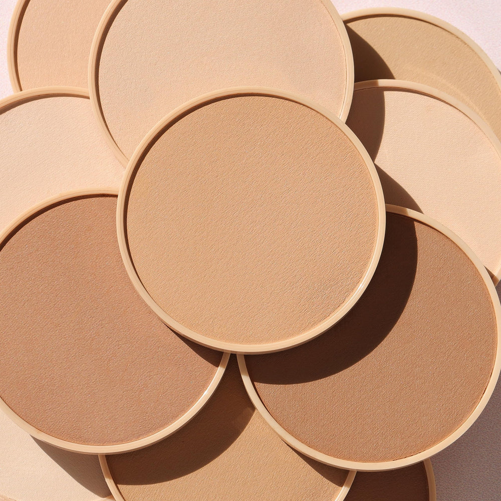 Absorption-brillance: Wander Beauty Wanderlust Poudre Foundation aide à contrôler la brillance.