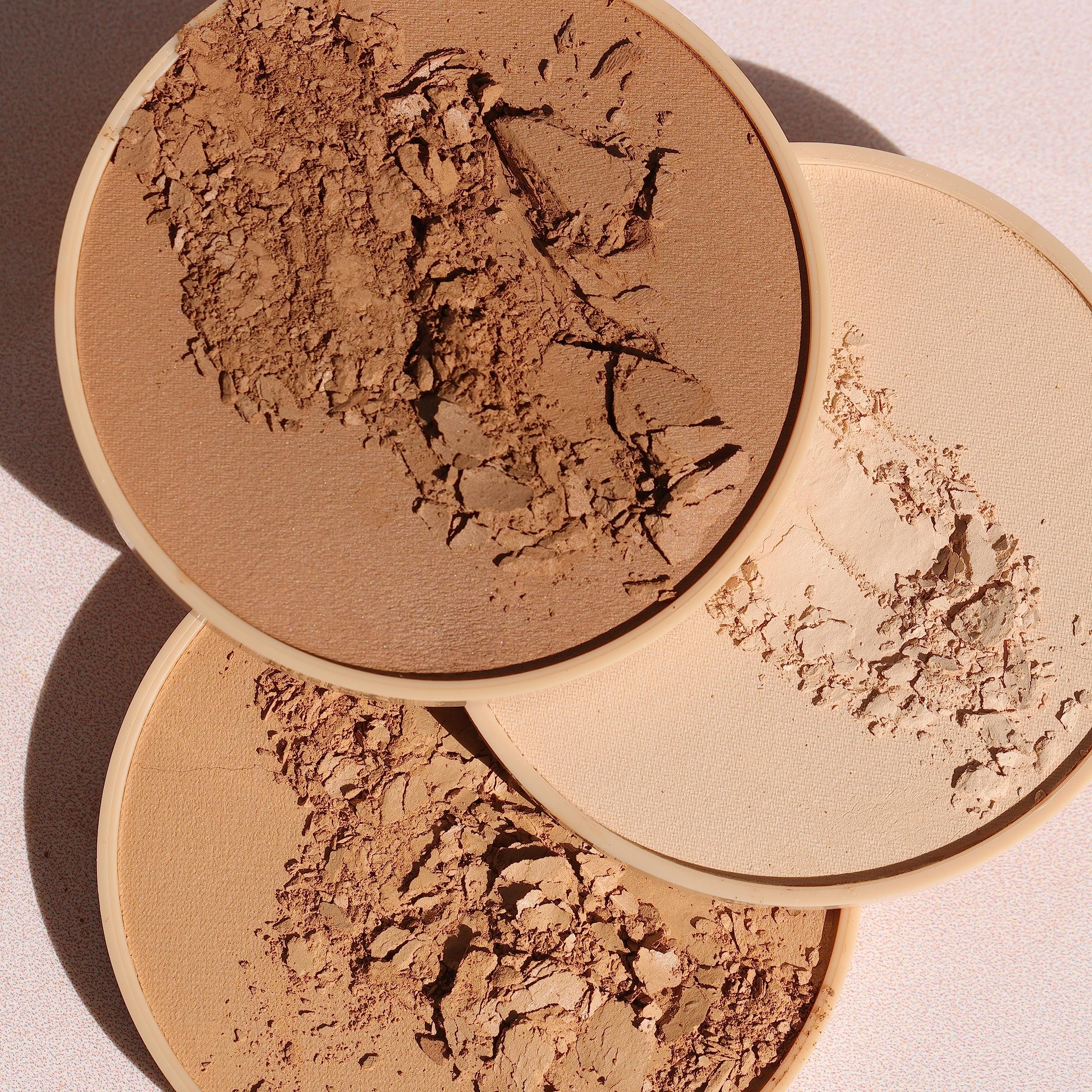 Application-visage fluide avec Wander Beauty Wanderlust Poudre Foundation pour une touche légère.