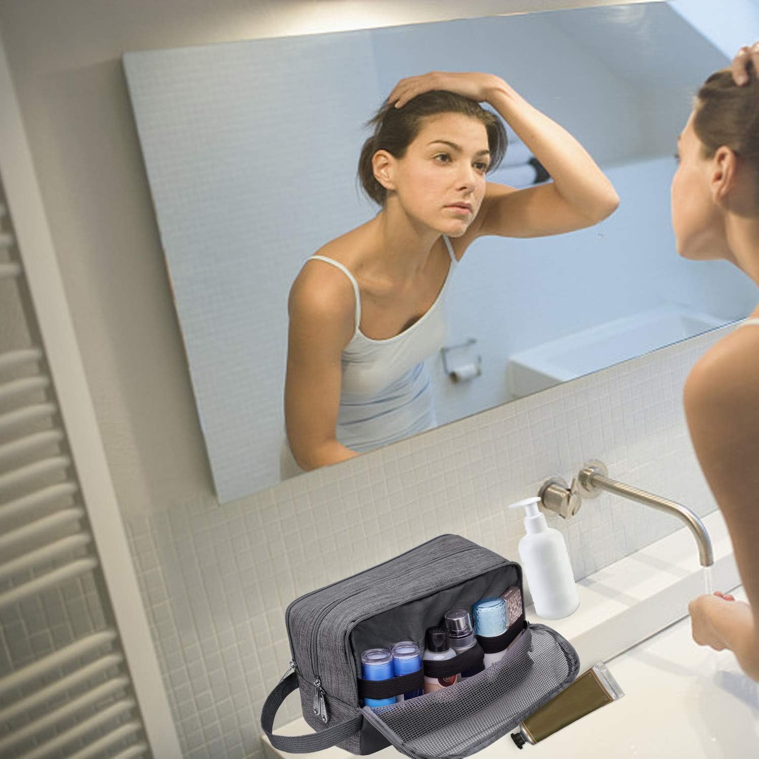 WANDF Trousse de toilette grands compartiments accueille bouteilles et cosmétiques.