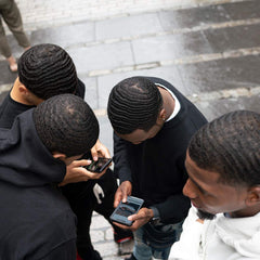 Wavebuilder Brush In Waves – emballage élégant montrant le soin capillaire quotidien.