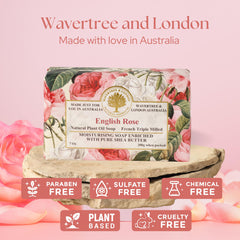 Texture crèmeuse et mousse riche du savon rose anglaise Wavertree & London.