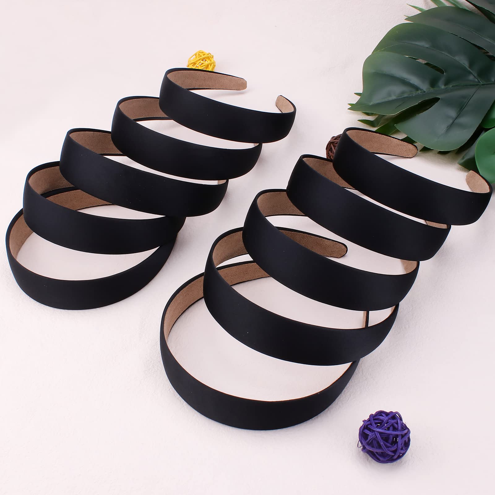 Le bandeau noir satin Wecoe s'intègre facilement à un look cosplay.