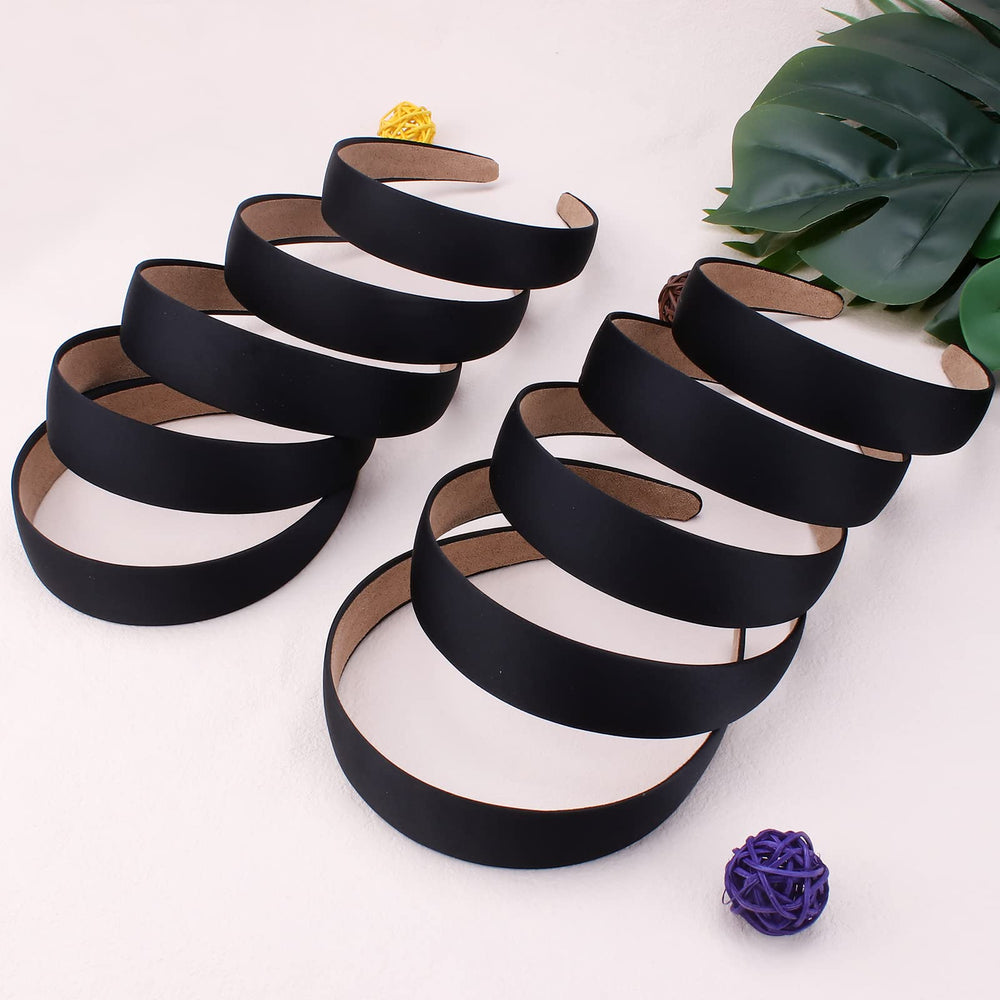 Le bandeau noir satin Wecoe s'intègre facilement à un look cosplay.