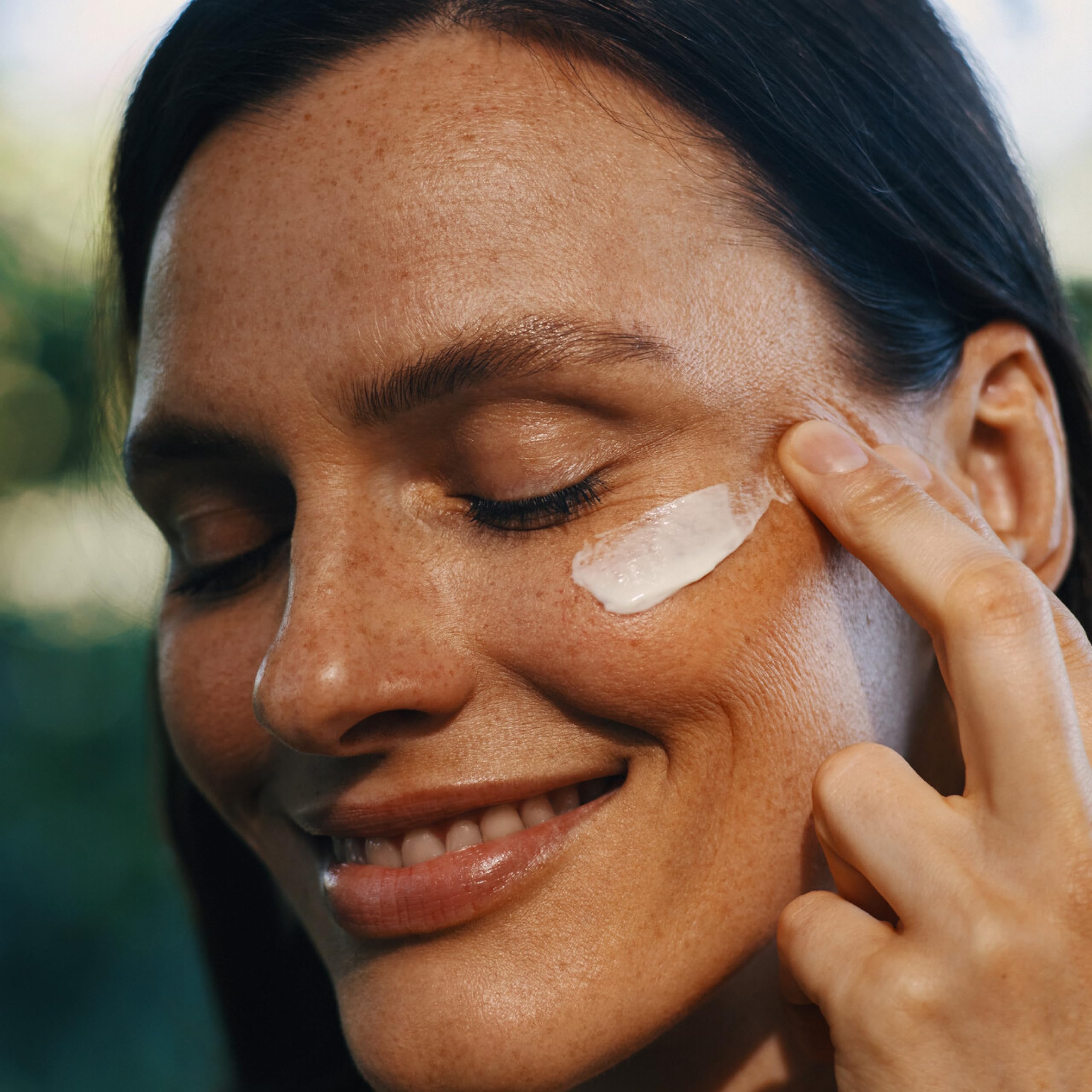 Weleda Crème Nuit Plumping – application visage en massage doux.