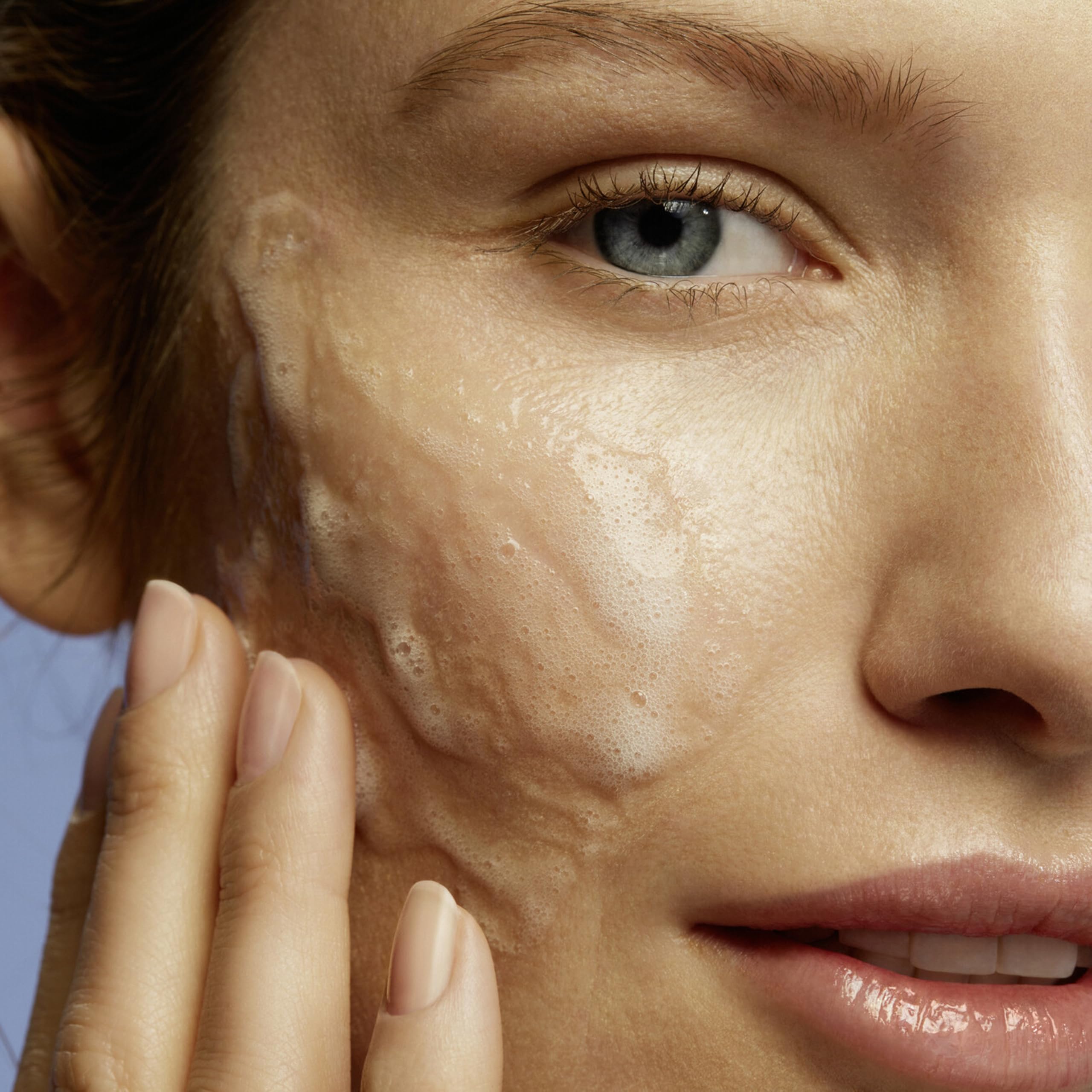 Weleda Gel Nettoyant Profond, texture gel légère aidant à préserver l’hydratation.