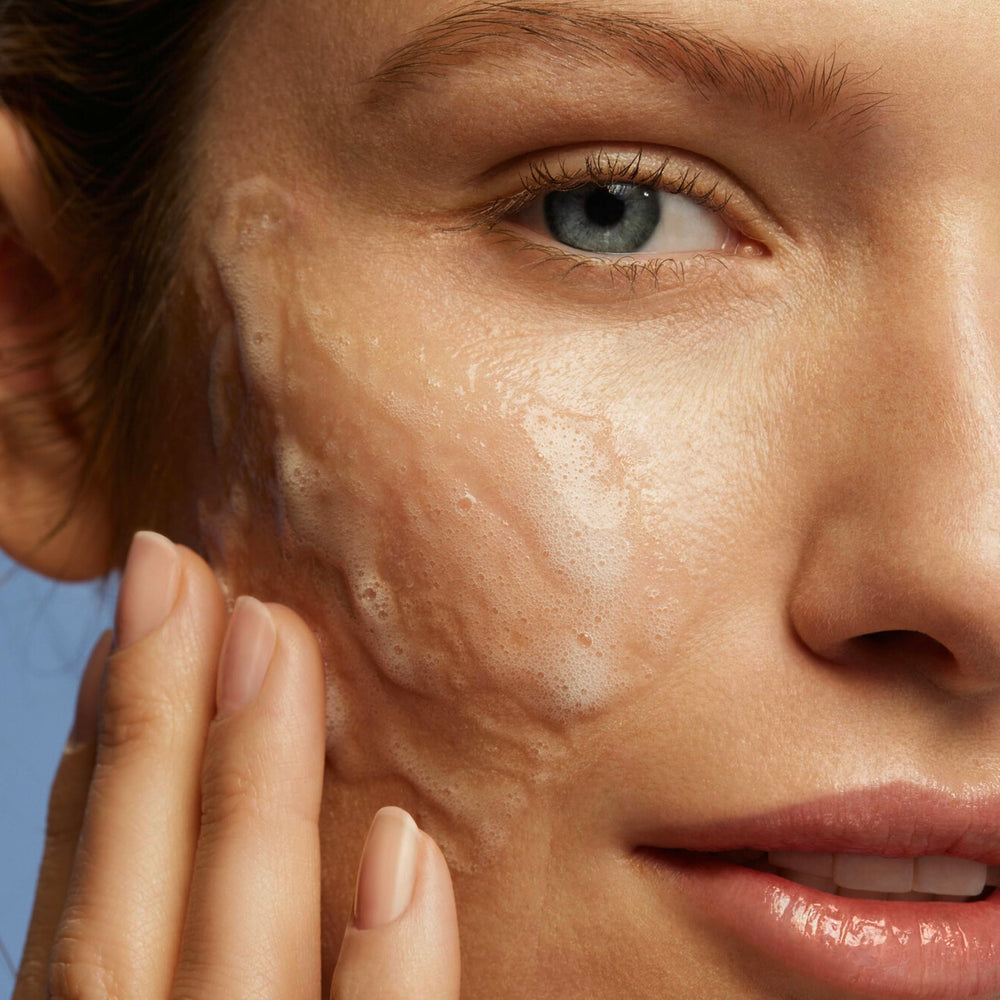 Weleda Gel Nettoyant Profond, texture gel légère aidant à préserver l’hydratation.