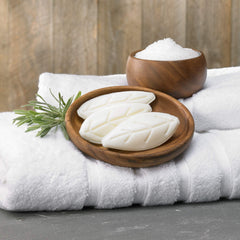 Texture nourrissante avec aloé et thé blanc pour une peau douce.