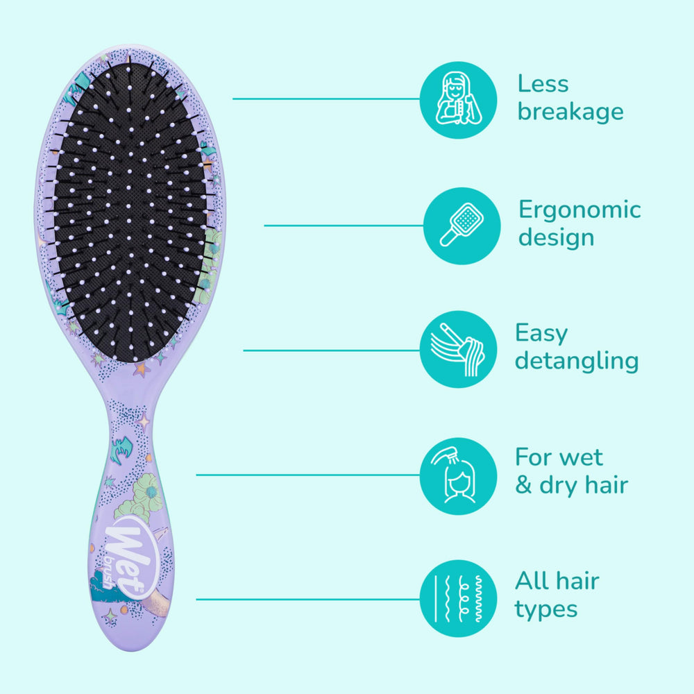 Utilisation Wet Brush sur cheveux mouillés pour démêlage efficace.