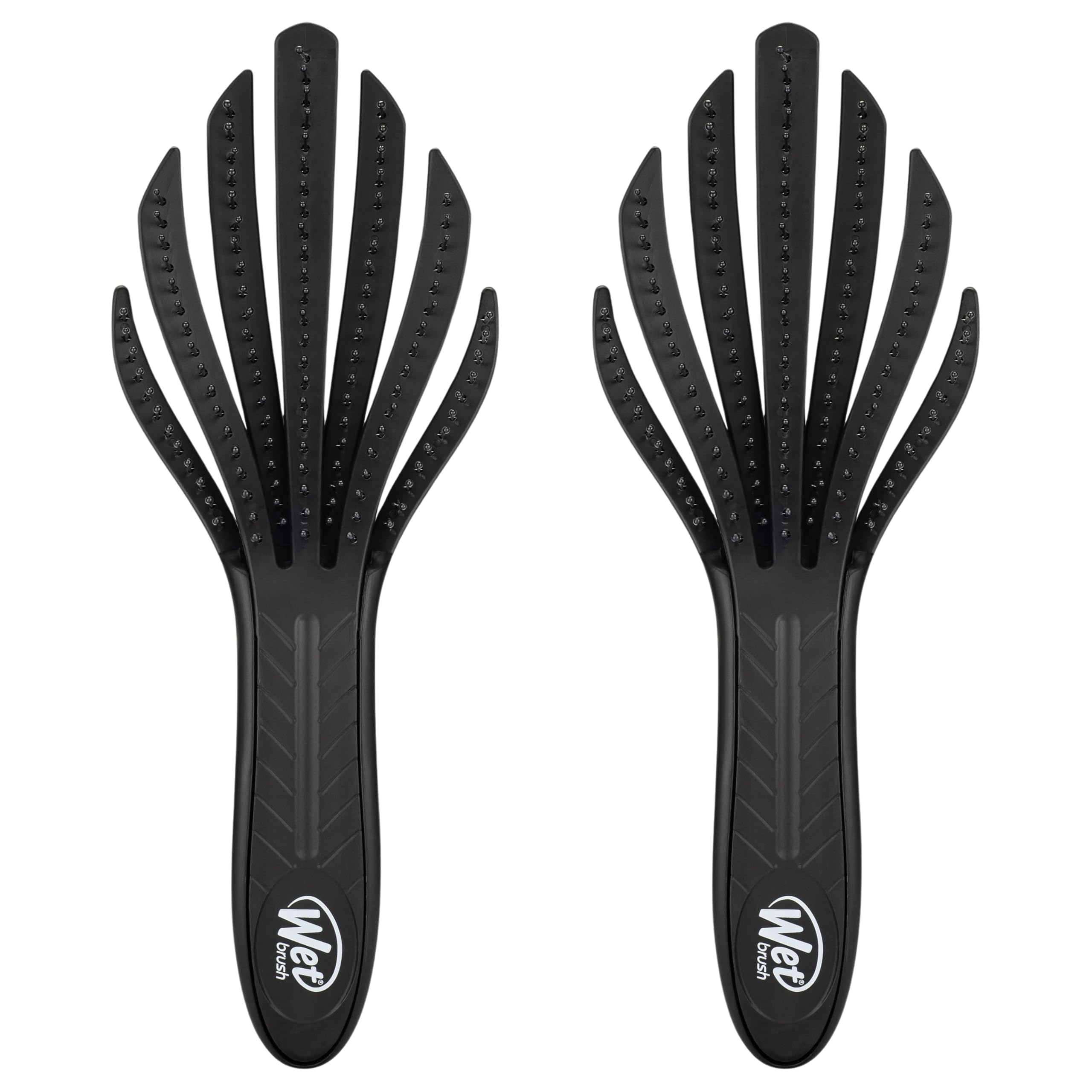 Brosse Wet Brush Go Green détangle les boucles sans tirer sur les cheveux noirs.