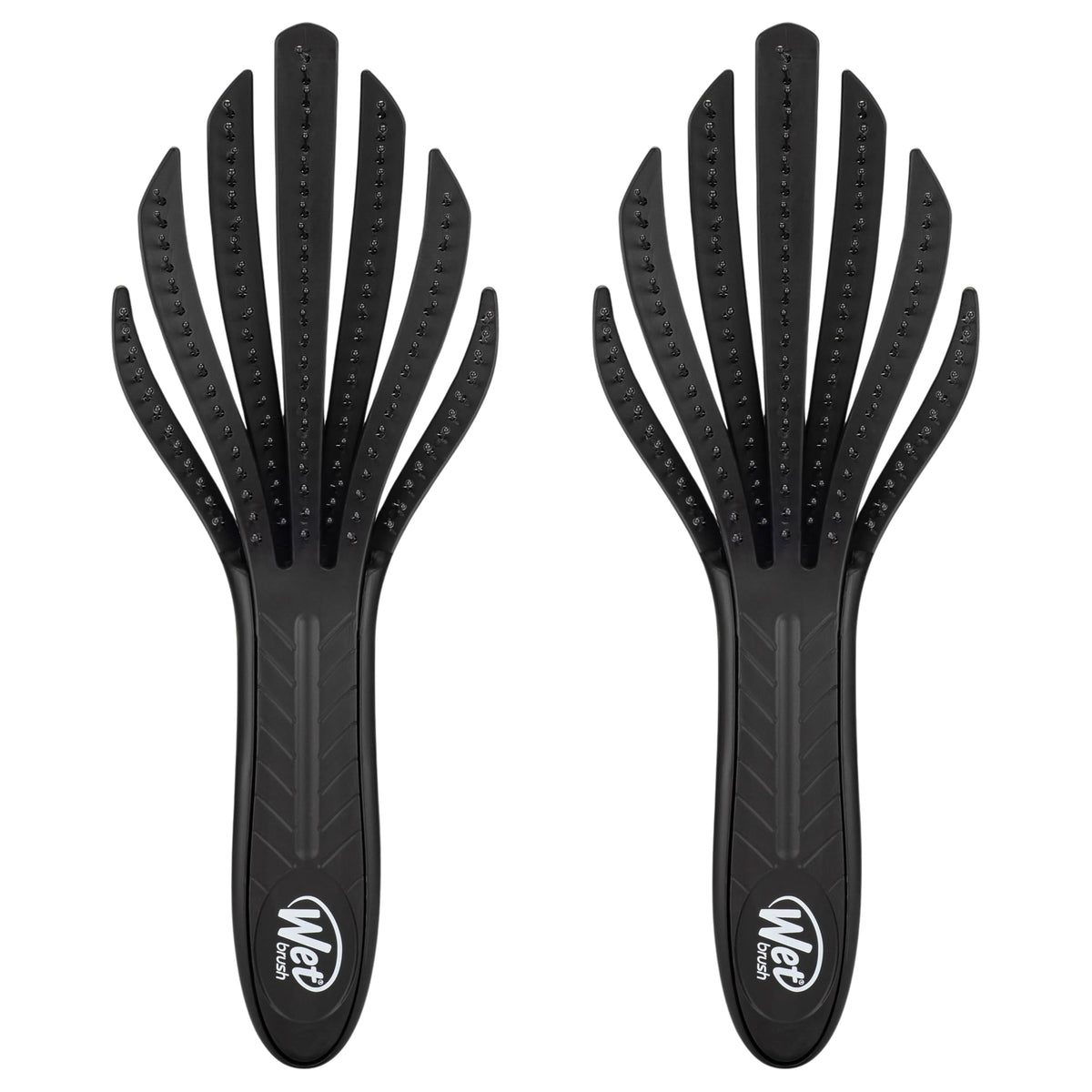 Brosse Wet Brush Go Green détangle les boucles sans tirer sur les cheveux noirs.