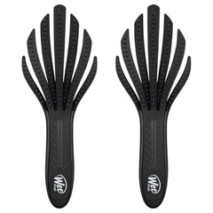 Brosse Wet Brush Go Green détangle les boucles sans tirer sur les cheveux noirs.