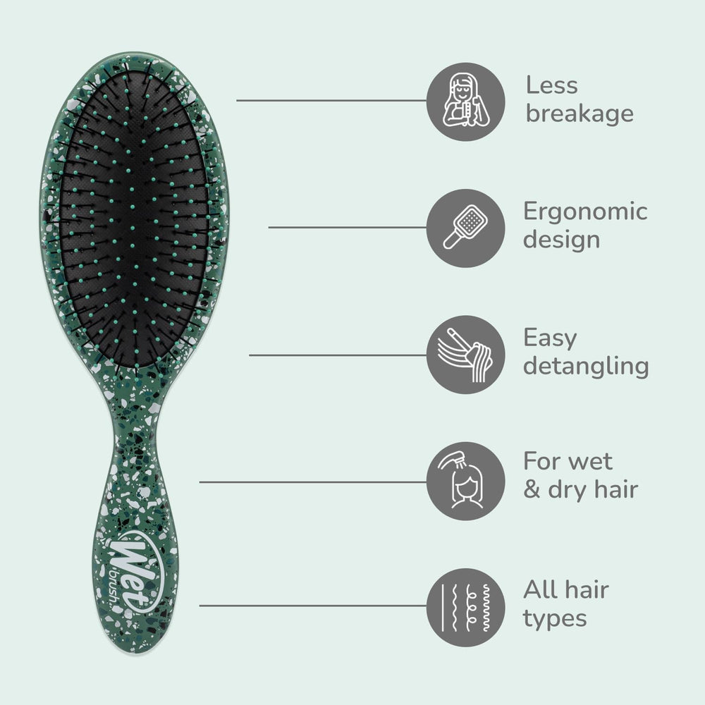 Wet Brush manche ergonomique émeraude offre une prise en main confortable.