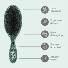 Wet Brush manche ergonomique émeraude offre une prise en main confortable.