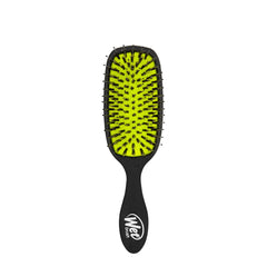 Brosse Wet Brush Shine Enhancer démêle en douceur et apporte brillance.